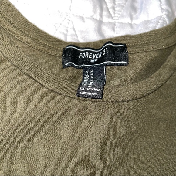 Medium green distressed tshirt - Picture 2 of 3